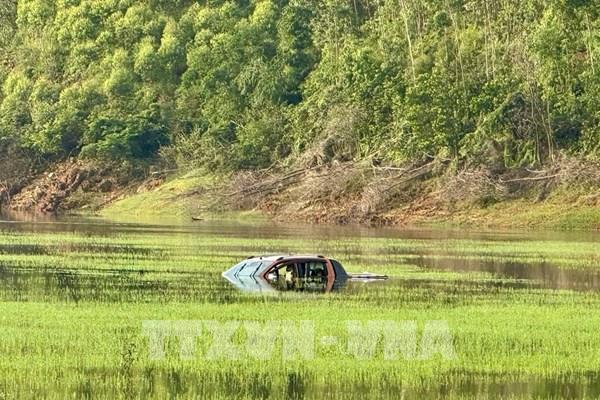 Xe bán tải bị đắm dưới lòng hồ, hai vợ chồng tử vong