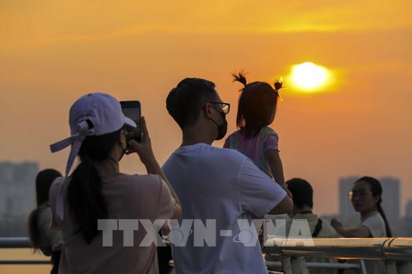 Ngắm hoàng hôn trên Hồ Tây