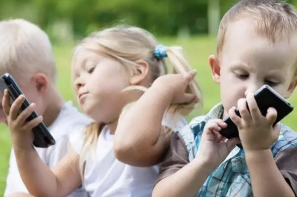 Cảnh báo chứng lác mắt ở giới trẻ do sử dụng thiết bị điện tử