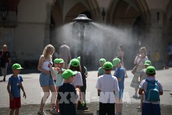 Thế giới "oằn mình" trong nắng nóng kỷ lục tháng 6