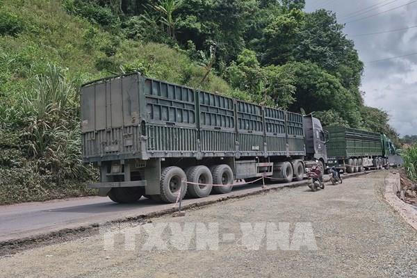 Quảng Trị thông xe một làn sau vụ sạt lở đất tại Quốc lộ 15D