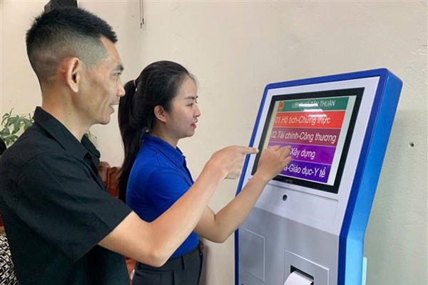 Phát huy sức trẻ, hỗ trợ người dân chuyển đổi số