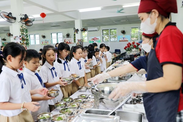 Hà Nội chính thức hỗ trợ bữa ăn bán trú cho học sinh tiểu học năm học 2025-2026
