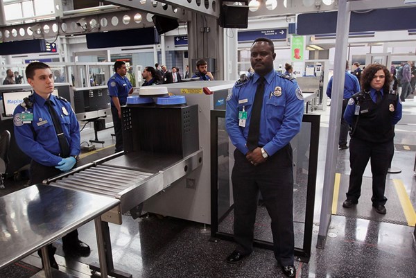 Mỹ bỏ quy định tháo giày khi qua cổng kiểm tra an ninh