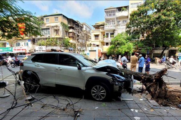 Vụ ô tô đâm liên hoàn xe máy trên phố Trần Đại Nghĩa (Hà Nội): Một nạn nhân tử vong