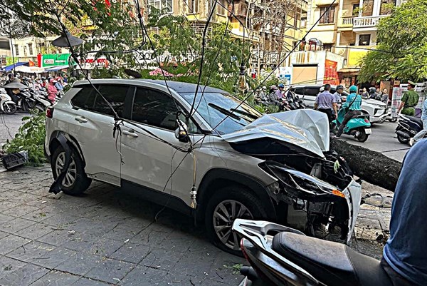 Ô tô đâm liên hoàn nhiều xe máy trên đường Trần Đại Nghĩa (Hà Nội)