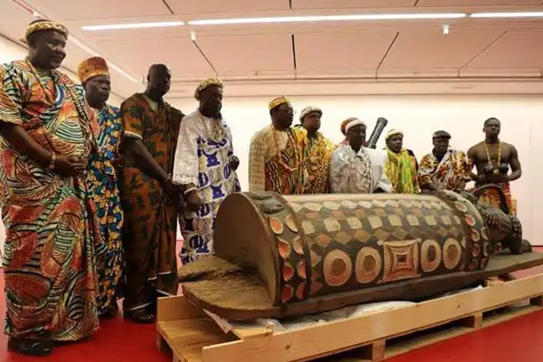 Pháp trao trả cho Côte d’Ivoire chiếc trống “biết nói”