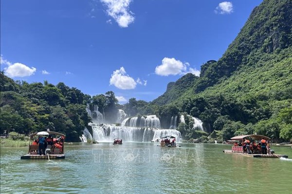 Lượng khách du lịch đến Cao Bằng tăng gần 50%