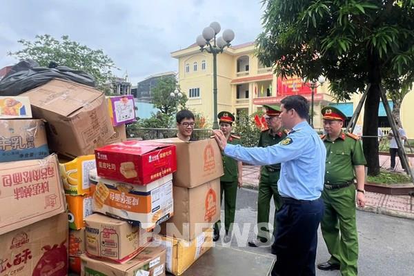 Hơn 50 hộ kinh doanh ở La Phù giao nộp 25 tấn bánh kẹo hết hạn, không rõ nguồn gốc