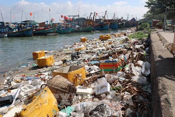 TP. Hồ Chí Minh: Bờ kè Long Hải oằn mình vì rác thải