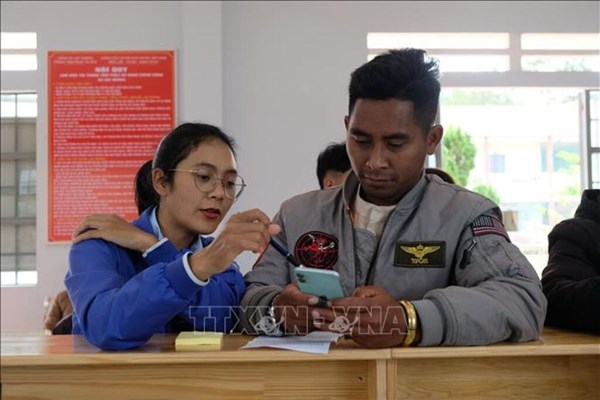 Tuổi trẻ  hỗ trợ đồng bào vùng sâu tiếp cận chính quyền số