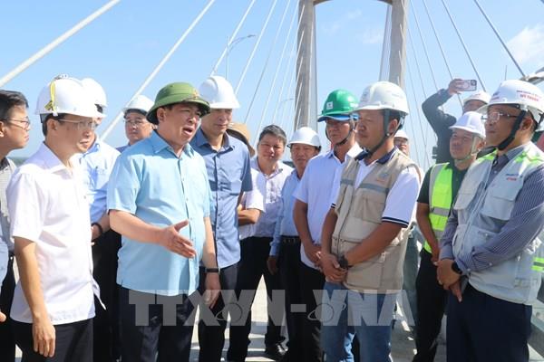 Bộ trưởng Bộ Xây dựng thị sát tiến độ cầu Rạch Miễu 2