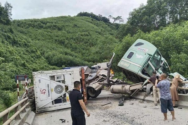 Quốc lộ 12A lên Cửa khẩu Cha Lo bị ùn tắc nhiều giờ vì xe container bị lật nghiêng