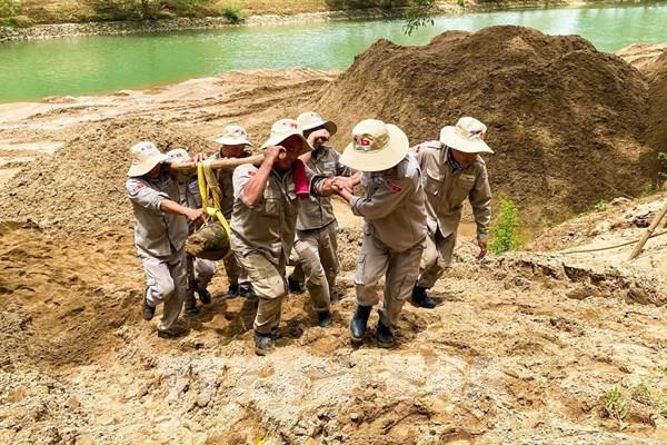 Xử lý quả bom nặng hơn 220kg tại khu vực cửa động Phong Nha
