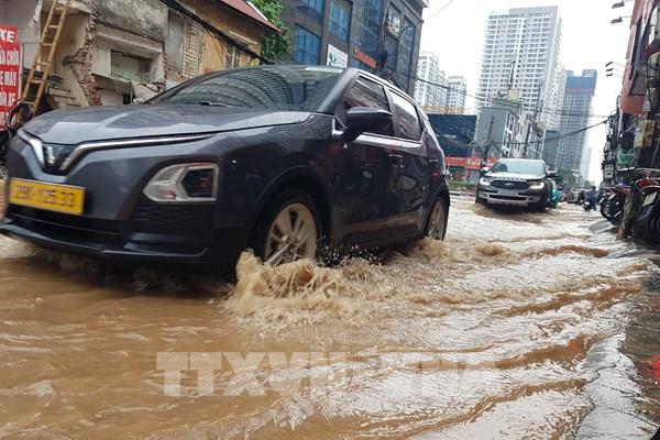 Mưa lớn chiều 14/7, khiến nhiều tuyến phố Hà Nội bị ngập úng