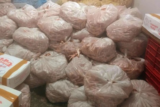 Tạm giữ hơn 13 tấn chân gà ngâm hóa chất chuẩn bị đưa ra thị trường