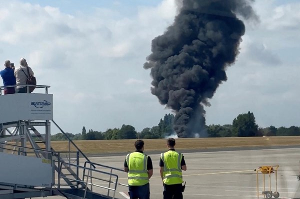 Máy bay lao đầu xuống đất tại sân bay London Southend