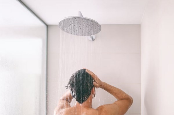 Lợi bất cập hại từ việc tắm quá sạch