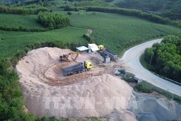 Báo động nạn tập kết cát trái phép dọc tỉnh lộ Đắk Lắk