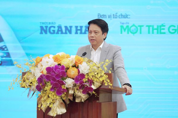 Từ phòng giao dịch đến dữ liệu số: Ngân hàng cần người “hai trong một”