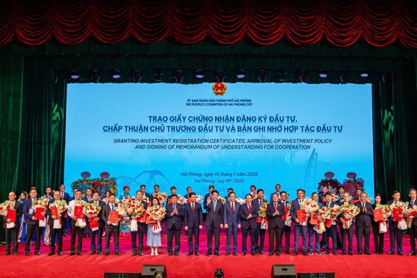 Trao chứng nhận đăng ký đầu tư KCN Trấn Dương – Hòa Bình cho CTCP Titan Hải Phòng