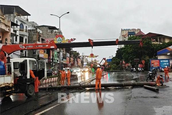 Xử lý 14 sự cố điện do mưa dông trong vòng 15 phút