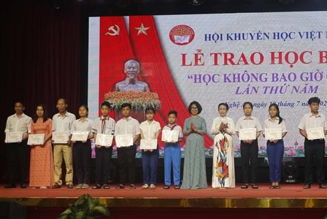 "Thắp sáng" khát vọng học tập trong thời đại chuyển đổi số