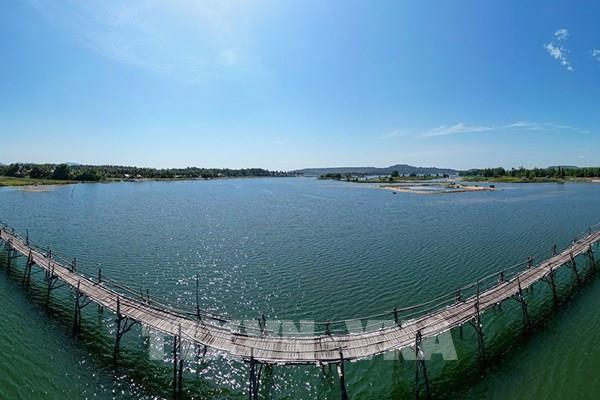 Độc đáo cây cầu gỗ dài nhất Việt Nam