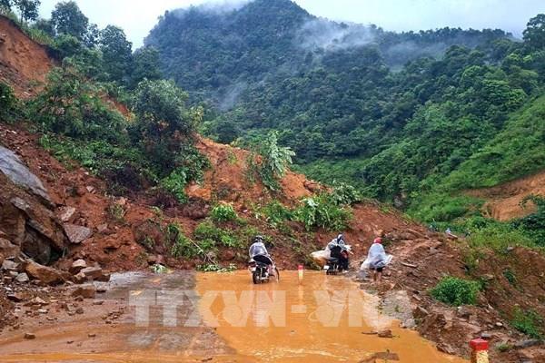 Điện Biên khắc phục sạt lở do mưa lớn trên tuyến giao thông huyết mạch