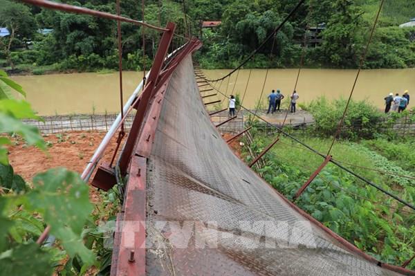 Điện Biên: Lật cầu treo Pa Thơm nhiều người rơi xuống sông