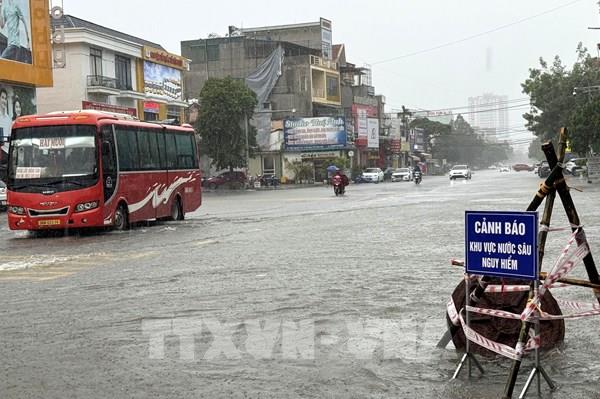 Dự báo thời tiết 23/7: Bắc Bộ, Trung Bộ mưa lớn, cảnh báo lốc, sét và gió giật mạnh trên biển