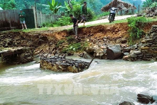 Lũ quét cuốn trôi nhiều nhà dân ở xã biên giới Nhôn Mai (Nghệ An)