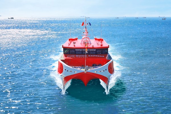 Tàu cao tốc đi Côn Đảo tạm dừng do bão