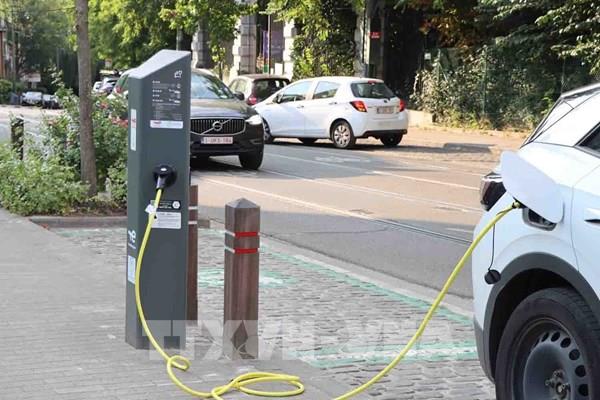 Chuyển đổi sang xe điện tại Anh: Ưu tiên hạ tầng sạc và trợ cấp mua xe