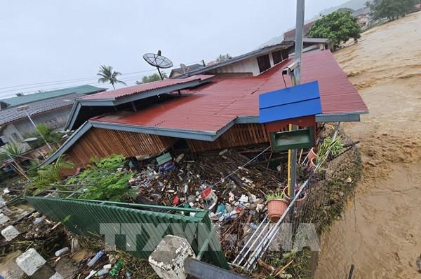 Lào: Mưa lớn do bão Wipha gây ngập lụt và chia cắt nhiều tuyến đường