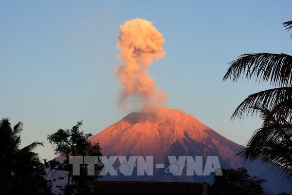 Indonesia ban hành cảnh báo khi 2 núi lửa phun trào liên tục
