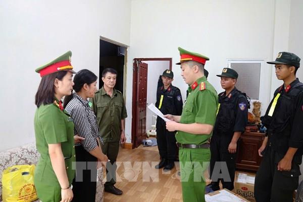 Khởi tố 2 đối tượng lừa đảo “bao luật” cho phương tiện vận tải vi phạm