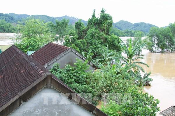 Nghệ An: Lũ vượt mốc lịch sử, nhiều bản làng bị cô lập