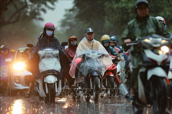 Cảnh báo giông sét và cục bộ mưa lớn ở khu vực nội thành Hà Nội