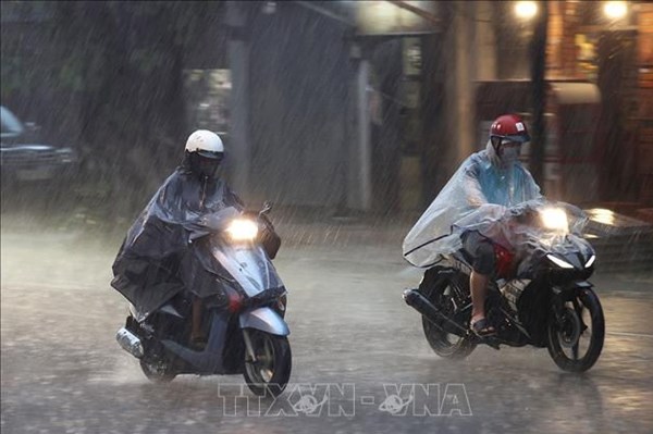 Cảnh báo dông sét và mưa lớn cục bộ tại Hà Nội