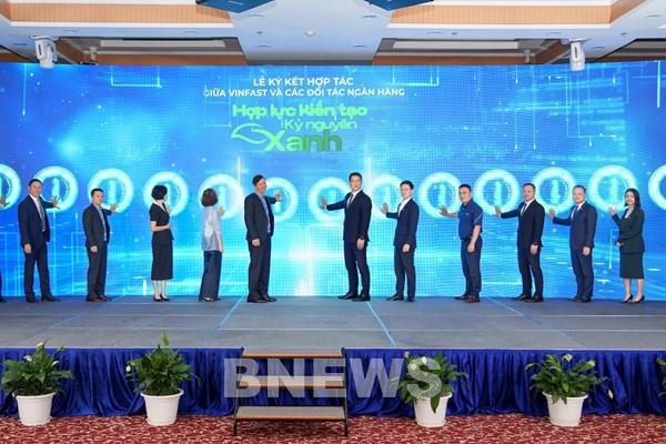 VinFast bắt tay 12 ngân hàng thúc đẩy người dân Hà Nội chuyển sang xe điện