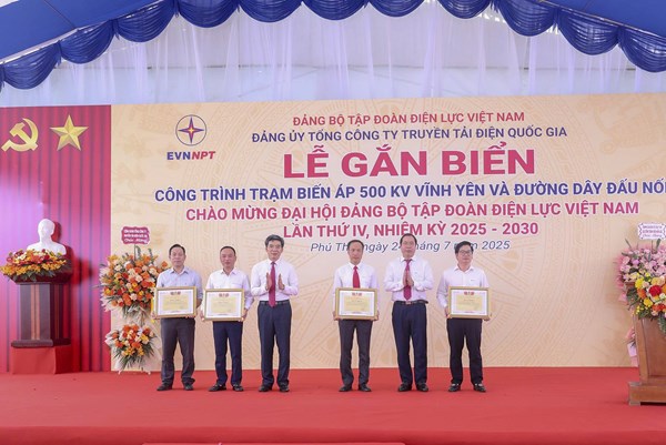 Gắn biển công trình Trạm biến áp 500kV Vĩnh Yên và đường dây đấu nối