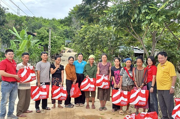 Siêu thị GO! Vinh trao 200 phần quà hỗ trợ người dân vùng lũ Nghệ An