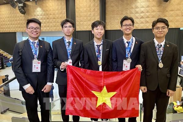 Tự hào cờ đỏ sao vàng tại lễ bế mạc Olympic Vật lý Quốc tế 2025