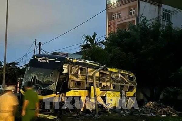 Cận cảnh hiện trường vụ lật xe khách ở Hà Tĩnh