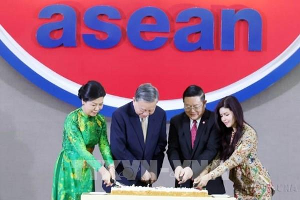 Gắn bó trách nhiệm, cùng ASEAN phát triển tự cường và gắn kết