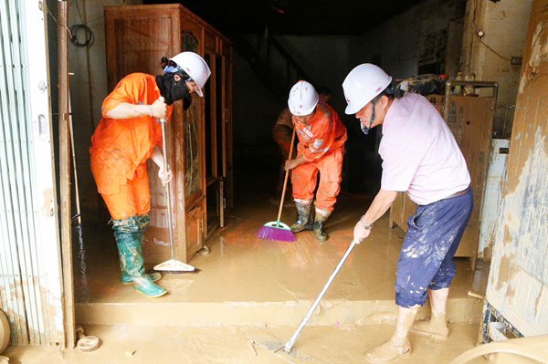 Cấp điện trở lại cho hơn 83.000 khách hàng vùng lũ Nghệ An