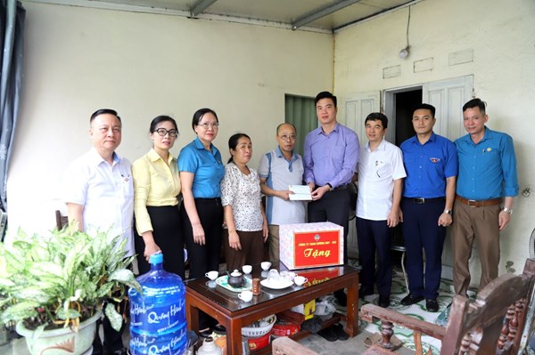 Than Dương Huy tiếp thêm nghị lực cho người lao động