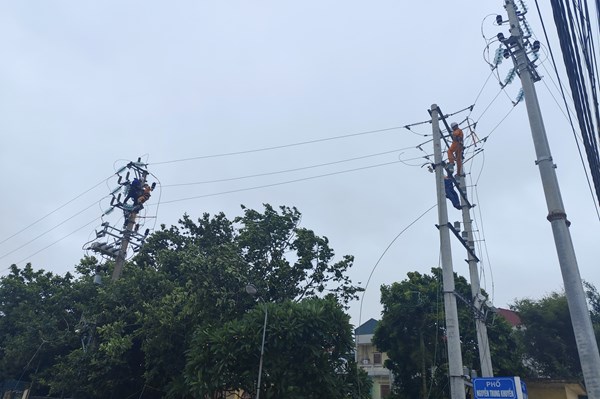 PC Hưng Yên tập trung khắc phục sự cố sau bão số 3