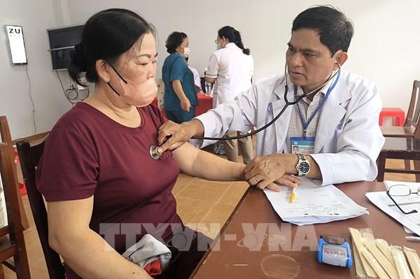 Vĩnh Long khám chữa bệnh, hội chợ tri ân người có công